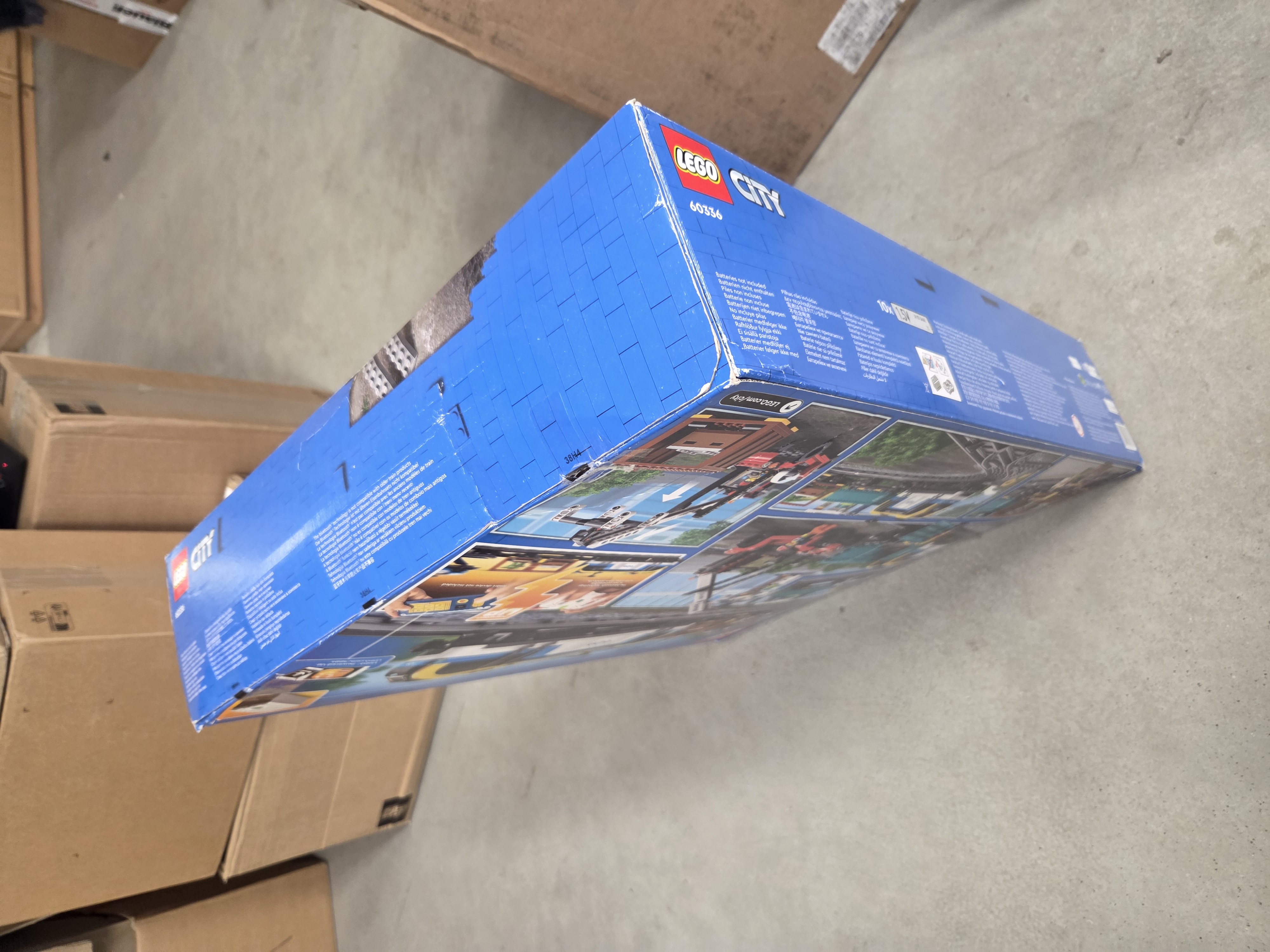 LEGO City 60336 Nákladní vlak - promacklá krabice