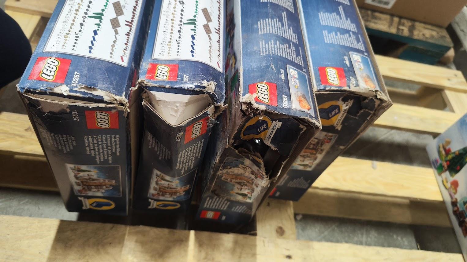  LEGO Creator 10267 Perníková chaloupka - jedna strana krabice zničená vlhkem 