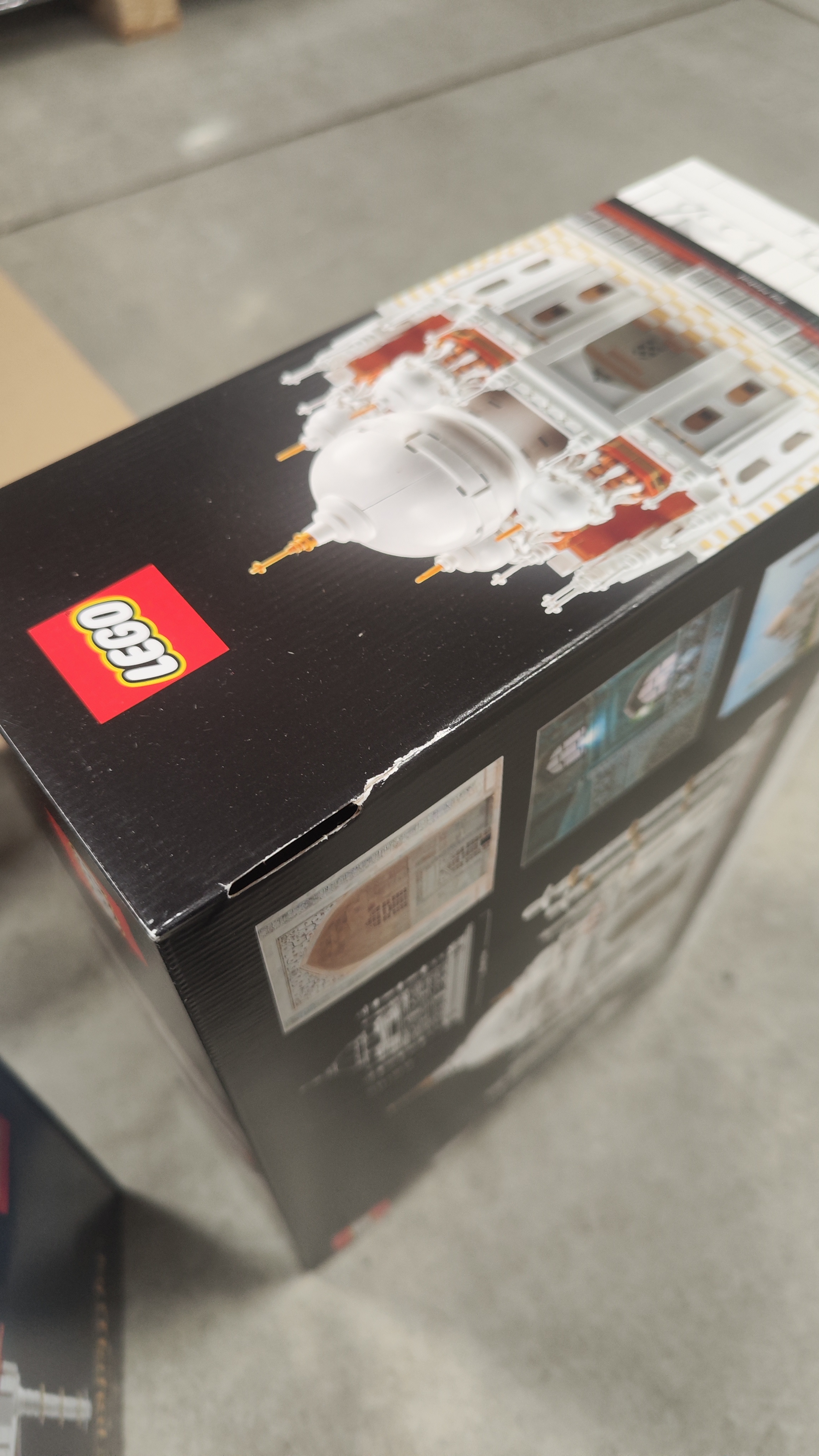 LEGO Architecture 21056 Tádž Mahal - trochu promackla krabice